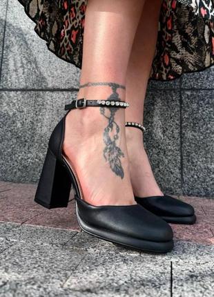Черные женские туфли на каблуке каблуке с ремешком с камушками стразами