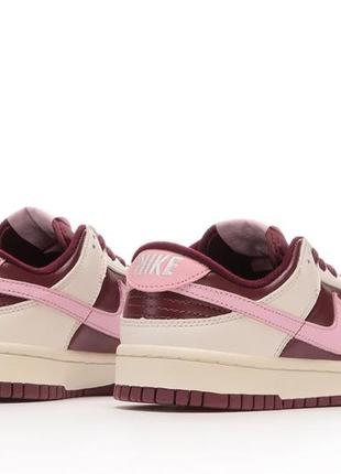 Розкішні жіночі кросівки nike sb dunk low retro prm valentine’s day бежеві з бордовим5 фото