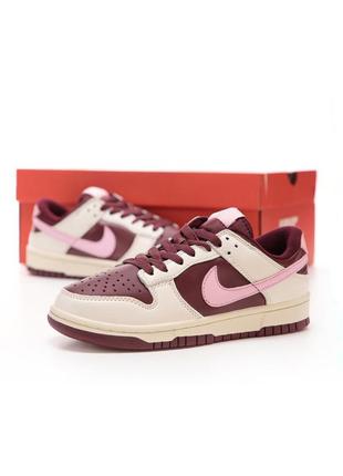 Шикарные женские кроссовки nike sb dunk low retro prm valentine’s day бежевые с бордовым