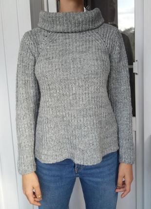 Серый свитер с горловиной