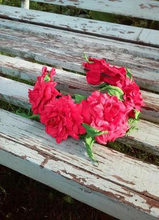 Венок с крупными красными розами1 фото