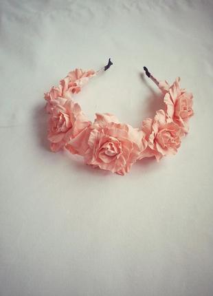 Віночок для волосся з великими трояндами персиковими1 фото