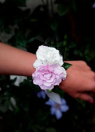 Бутоньерка на руку, цветочный браслет подружек невесты.5 фото