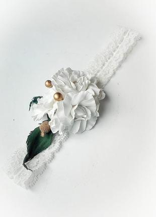 Дитяча мереживна пов'язка на голову з білими трояндочками з додаванням золотистих намистин.3 фото