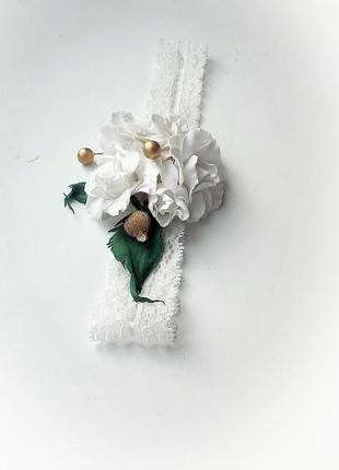 Дитяча мереживна пов'язка на голову з білими трояндочками з додаванням золотистих намистин.4 фото
