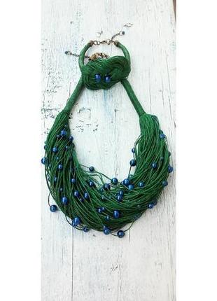 Набор украшений из итальянского льна зеленого цвета и синих бусинок, колье и браслет.