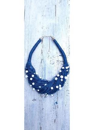 Льняное синее колье с белыми бусинками.
