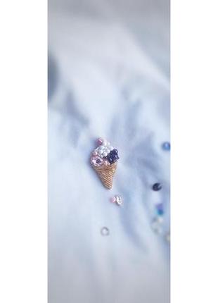 Брошка у вигляді морозива з бісеру, намистин та страз.4 фото