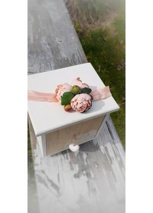 Детская повязка на голову с пионами ручной работы.