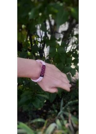 Яркий розовый кожаный браслет с бисерным плетением.9 фото