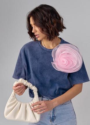 Женская качественная синяя футболка варенка с розовым объемным цветком бантом5 фото