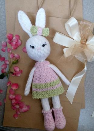 В'язана іграшка зайчик. зайка в платті