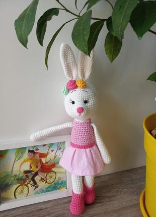 В'язана іграшка зайка. ніжний зайчик