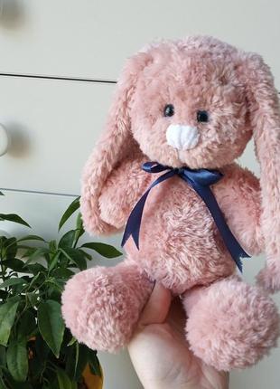 В'язаний зайчик. рожева зайка