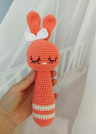 Вязане брязкальце. зайка гризунець. погремушка