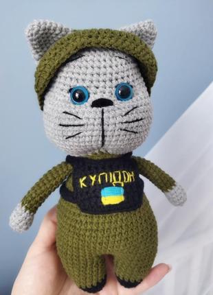 Вʼязаний котик. котик військовий