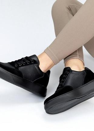 Черные женские кроссовки, кеды на невысокой платформе, качественная кожа + замша, перфорация дырочки5 фото