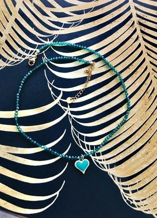 Минималистичный чокер изумрудного цвета с сердечком