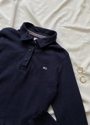 Оригинальный синий укороченный лонгслив в рубчик tommy jeans, кроп топ поло с воротничком1 фото