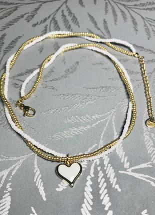 Біло-золотаве кольє з бісеру з символом любові