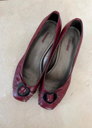 Стильные, кожаные туфли в трендовом винном цвете.