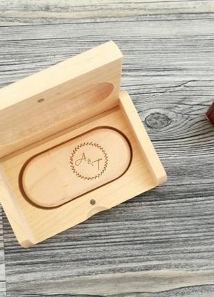 Набор флешка+коробка из натурального дерева с гравировкой инициалов, логотипа или имен, 16-64 гб
