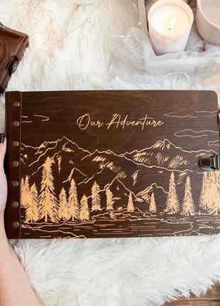 Фотоальбом в деревянной обложке с гравировкой «our adventures»