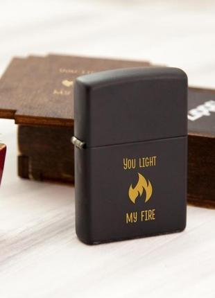 Чорна zippo з гравіюванням з двох сторін