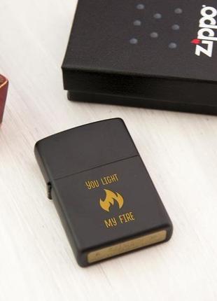 Чорна zippo з гравіюванням з двох сторін5 фото