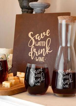 Скляний набір для вина з гравіюванням save water drink wine в дерев'яній коробці1 фото
