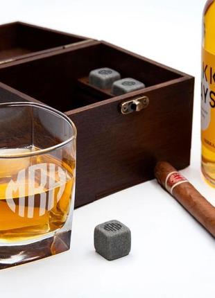 Охлаждающие камни для виски с гравировкой и стаканом в деревянной коробке2 фото