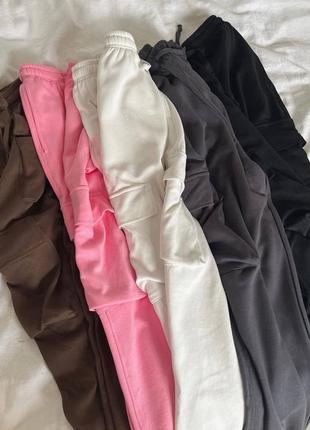 Женские спортивные штаны карго женские с накладными карманами снизу на затяжке графит, молоко, розовый, черный, коричневый4 фото