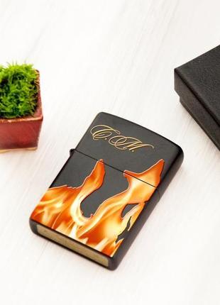 Огненная зажигалка zippo с гравировкой инициалов на заказ1 фото