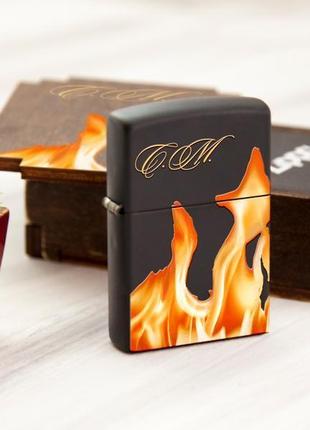 Огненная зажигалка zippo с гравировкой инициалов на заказ5 фото