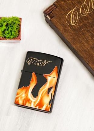 Огненная зажигалка zippo с гравировкой инициалов на заказ4 фото