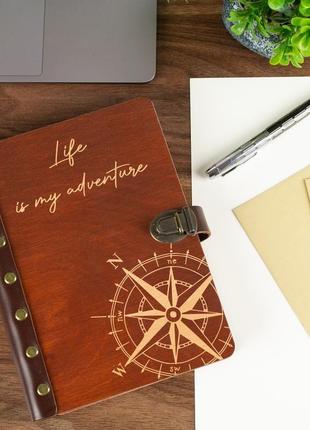 Дерев’яний щоденник з компасом та написом life is my adventure7 фото