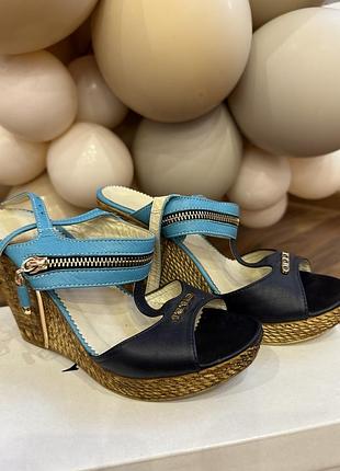 Кожаные босоножки на танкетке