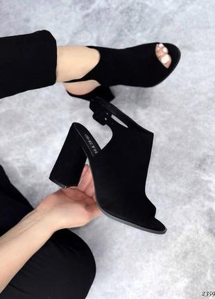 Черные женские закрытые босоножки на каблуке каблуке замшевые3 фото