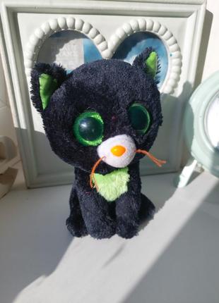 Котик с зелеными глазами