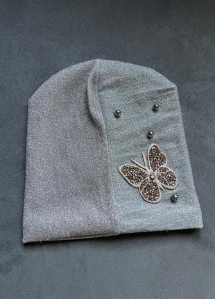 Легкая шапочка для девочки с бабочкой блестящая шапка1 фото