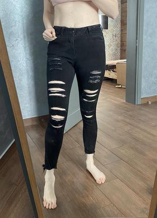 Стрейчевые черные рваные зауженные джинсы с необработанным низом