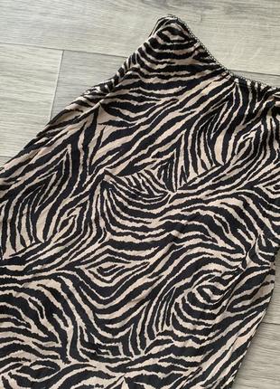 Черно-бежевая юбка миди в принт сатин2 фото
