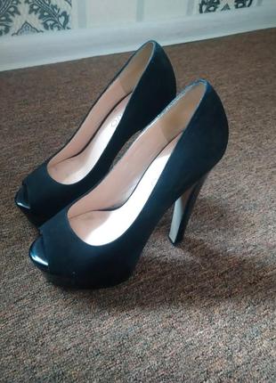 Туфлі та босоніжки