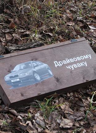 Шампури з дерев'яними ручками і чарки з гравіюванням у подарунковій коробці з малюнком 6 шт. (125986