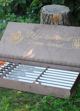 Шампури з дерев'яними ручками з гравіюванням у подарунковій коробці з малюнком 8 шт. (12598680)