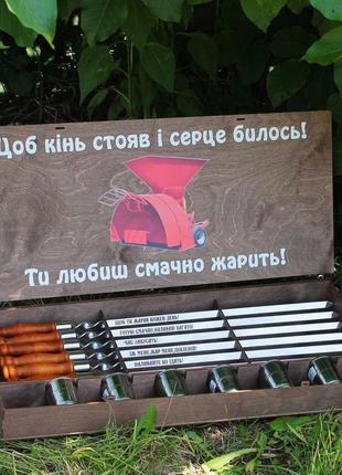 Шампури з дерев'яними ручками і чарки з гравіюванням у подарунковій коробці з малюнком 6 шт. (125984