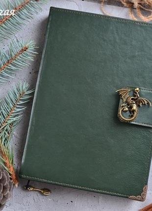 Шкіряна книга рецептів на замку