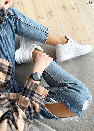 Класні білі шкіряні кросівки