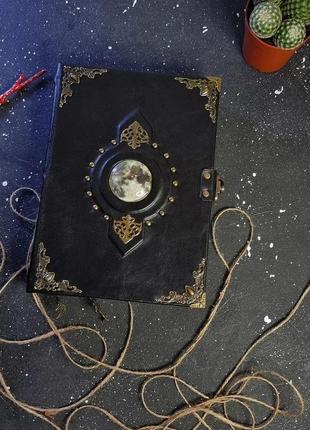 Чорний блокнот із сірою місяцею
