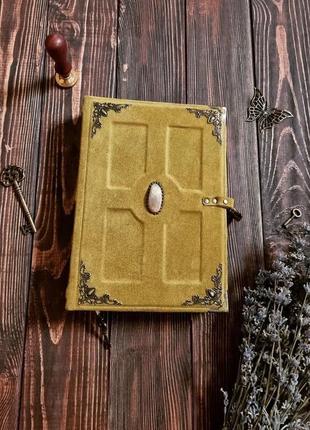 Велюровый оливковый блокнот